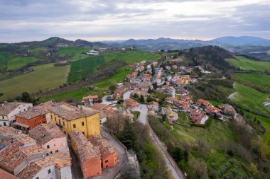 İtalya 'nın Marche bölgesindeki Peglio' nun hava görüntüsü