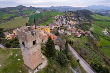 İtalya 'nın Marche bölgesindeki Peglio' nun hava görüntüsü