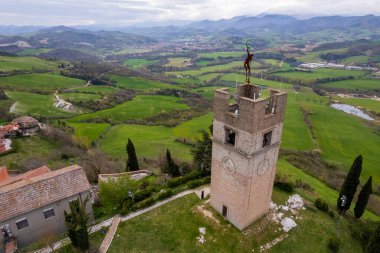 İtalya 'nın Marche bölgesindeki Peglio' nun hava görüntüsü