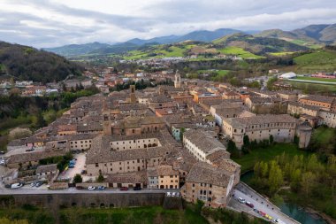 İtalya 'nın Marche bölgesindeki Urbania kasabasının havadan görünüşü