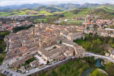 İtalya 'nın Marche bölgesindeki Urbania kasabasının havadan görünüşü