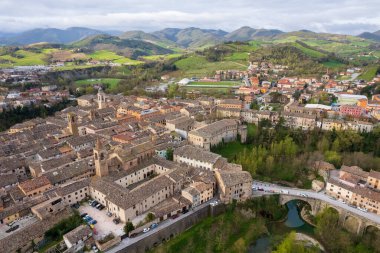 İtalya 'nın Marche bölgesindeki Urbania kasabasının havadan görünüşü