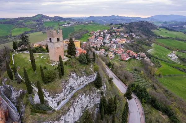 İtalya 'nın Marche bölgesindeki Peglio' nun hava görüntüsü