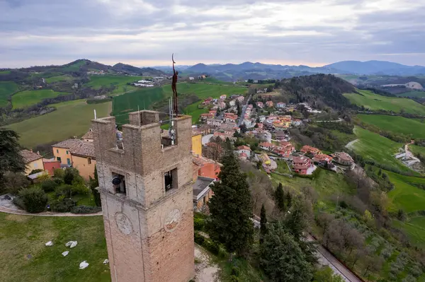 İtalya 'nın Marche bölgesindeki Peglio' nun hava görüntüsü