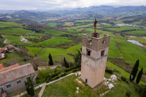 İtalya 'nın Marche bölgesindeki Peglio' nun hava görüntüsü
