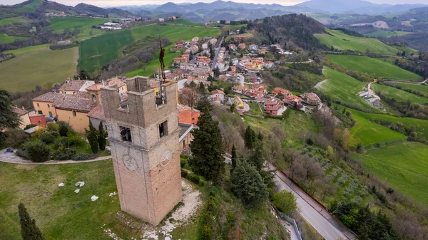 İtalya 'nın Marche bölgesindeki Peglio' nun hava görüntüsü
