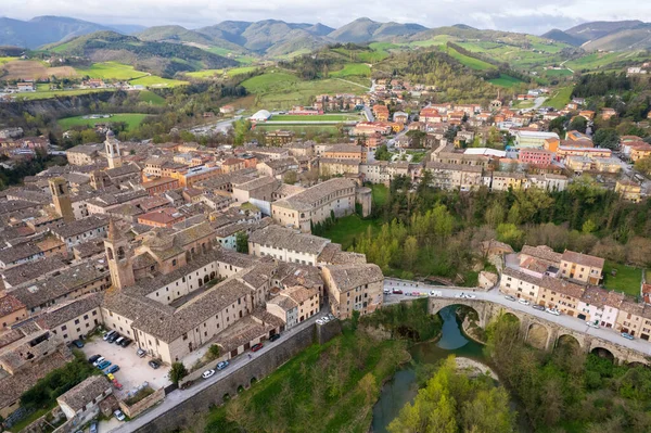 İtalya 'nın Marche bölgesindeki Urbania kasabasının havadan görünüşü