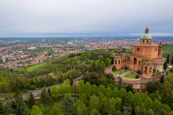 Bologna 'daki Madonna di San Luca' nın hava manzarası