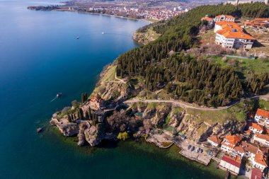 Kuzey Makedonya 'nın Ohri kentindeki kilisenin hava manzarası