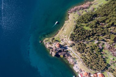 Kuzey Makedonya 'nın Ohri kentindeki kilisenin hava manzarası