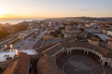 İtalyan kasabası Senigallia 'nın havadan görünüşü