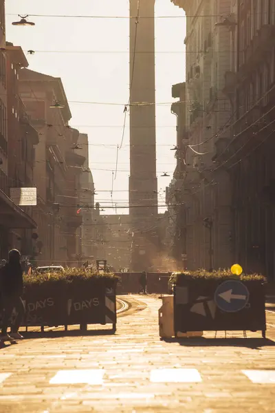 Bologna Caddesi 'nin sabah manzarası