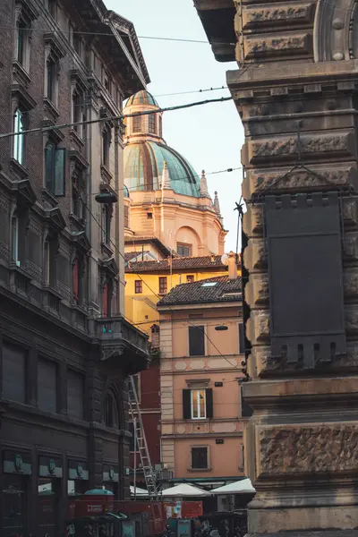Bologna Caddesi 'nin sabah manzarası