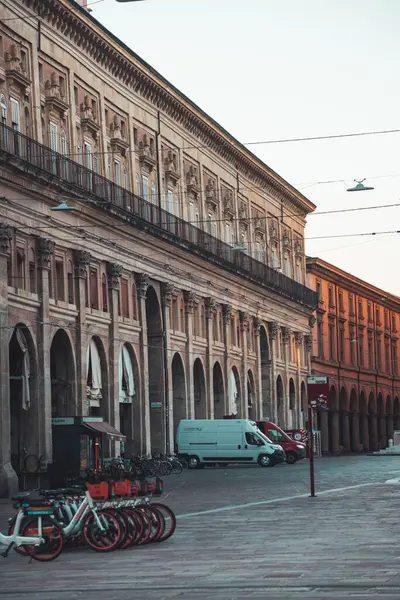 Bologna Caddesi 'nin sabah manzarası