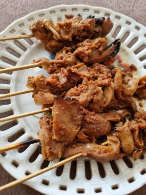 İstiridye mantarı satay, mantarları besin maddelerine dönüştürmede yeni bir yeniliktir. İstiridye mantarları sığır etinden daha fazla vitamin ve mineral içerir.