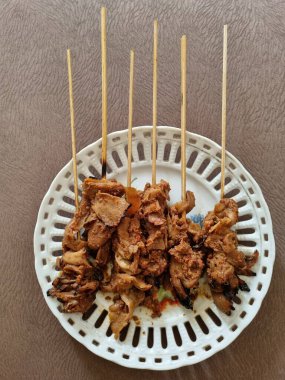 İstiridye mantarı satay, mantarları besin maddelerine dönüştürmede yeni bir yeniliktir. İstiridye mantarları sığır etinden daha fazla vitamin ve mineral içerir.