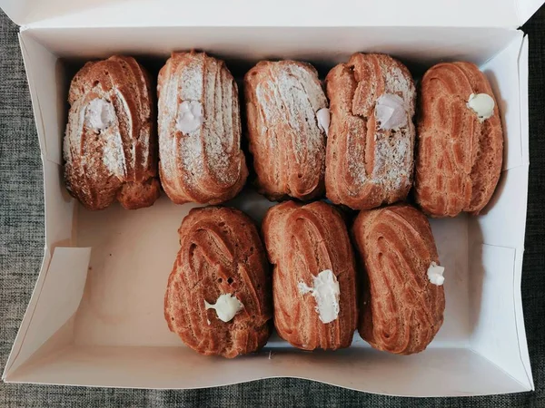 Lezzetli sekiz kremalı puf şekerli.