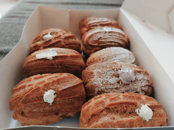 Kremalı puf şekerli ve vanilyalı yakın çekim fotoğraflı.