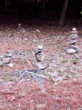 Japon taşlarını dengeleyen güzel bir resim.