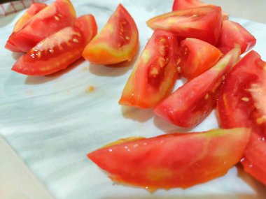 Taze kırmızı ve yeşil domatesler beyaz tabakta