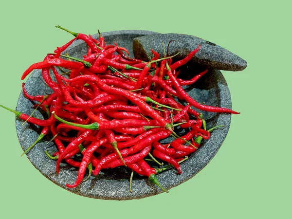 Yeşil arka planda kırmızı biber. düz alan, üst görünüm, kopyala boşluk