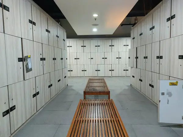 Spor salonundaki boş soyunma odası.