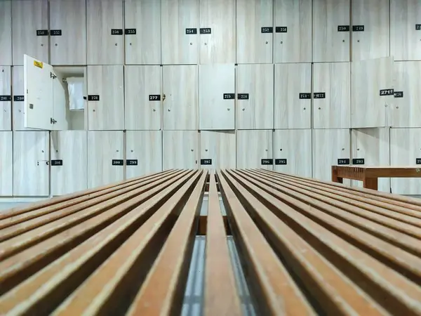 Spor salonundaki boş ahşap bank ve dolaplar.