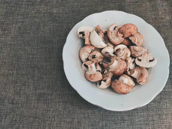 Bir kasede taze mantarlar.