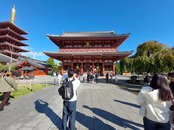 Tokyo, Japonya, 23 Ekim 2023: Sensoji Tapınağının Hozomon Kapısı 'nın fotoğrafını çeken bir adam, fenerin dediğine göre Kobunecho, Chuo Ward, Tokyo' da Nihonbashi-Kobunecho 'yu gösteriyor.