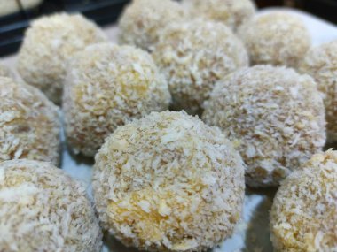 Ekmek kırıntılarıyla kaplı pişmemiş köfteleri kapatın.