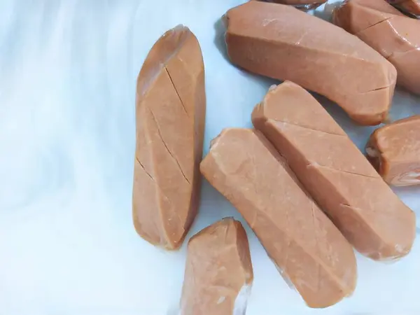 Kokteyl sosisleri mermer beyaz arka planda