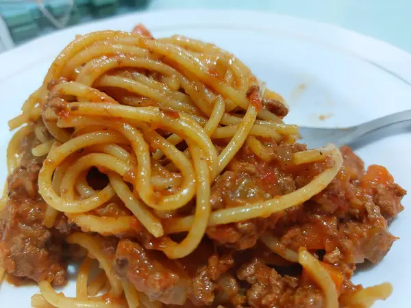 Domates soslu ve fesleğenli spagetti