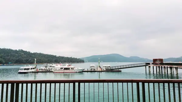 Dağlardaki deniz manzarası