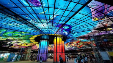 28 Şubat 2024: Renkli cam sanat enstalasyonu, Işığın Kubbesi, ünlü sanatçı Narcissus Quagliat tarafından yaratıldı.