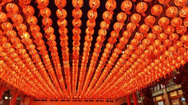 Kaohsiung, Tayvan, 28 Şubat 2024. Taoist bir din tapınağı olan Sanfong Tapınağı 'ndaki kırmızı fenerlerin gece görüşü.