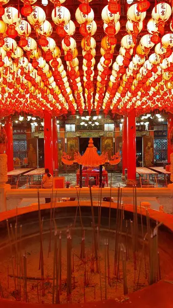 Kaohsiung, Tayvan, 28 Şubat 2024. Taoist bir din tapınağı olan Sanfong Tapınağı 'ndaki kırmızı fenerlerin gece görüşü.