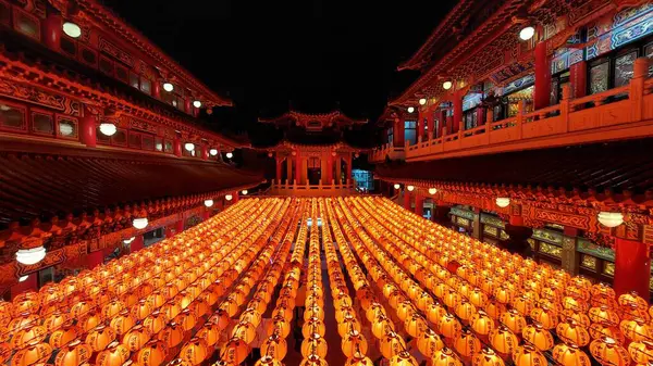 Kaohsiung, Tayvan, 28 Şubat 2024. Taoist bir din tapınağı olan Sanfong Tapınağı 'ndaki kırmızı fenerlerin gece görüşü.