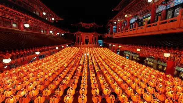 Kaohsiung, Tayvan, 28 Şubat 2024. Taoist bir din tapınağı olan Sanfong Tapınağı 'ndaki kırmızı fenerlerin gece görüşü.