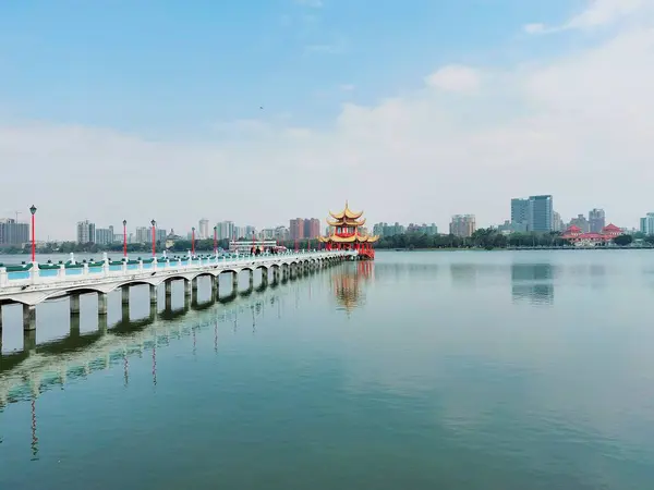 Kaohsiung, Tayvan, 27 Şubat 2024: Gündüz çekilen İlkbahar ve Sonbahar Pavyonları