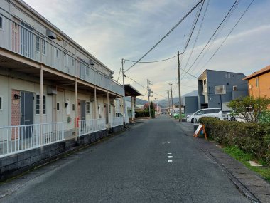 Bir yol manzarası ve Japon banliyö bölgesinde evler