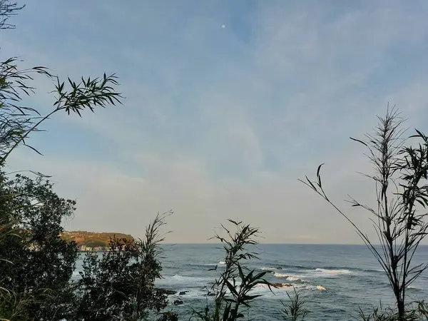 Okyanus ve gökyüzü bir tepenin manzarası, okyanusun manzarası.