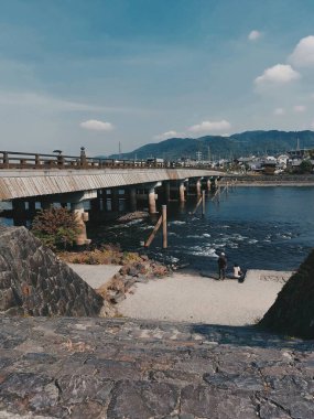Uji, Japonya - 27 Ekim 2023: Uji Köprüsü altındaki nehir, Uji, Kyoto, Japonya 'daki ünlü ahşap köprü