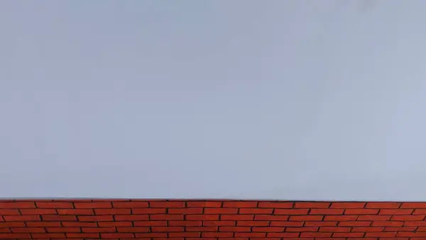 Tuğla desenli temiz beyaz duvar