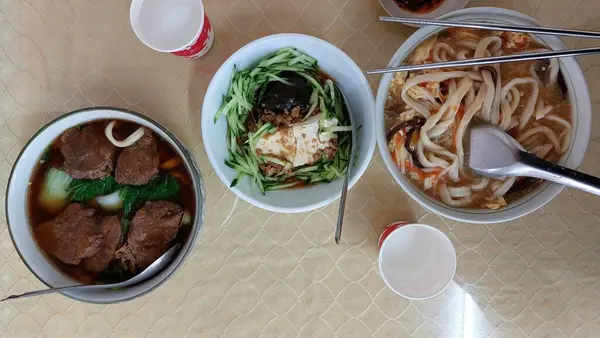 Biftekli şehriye, salatalık ve tofulu yüz yıllık yumurta, ekşi ve baharatlı şehriye.