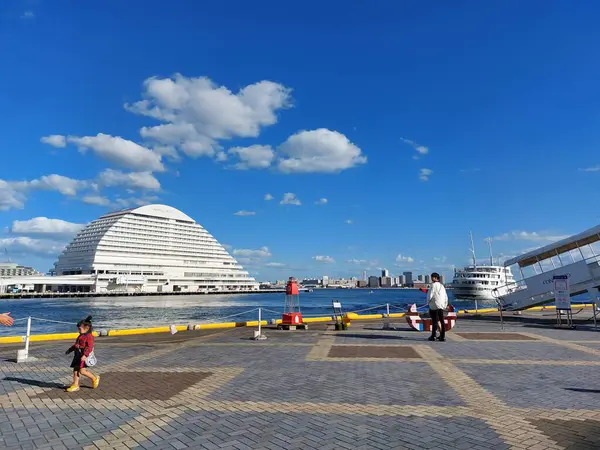 Kobe, Japonya - 28 Ekim 2023 Kobe Limanı 'nda açık mavi gökyüzü arka planına sahip eşsiz bir bina