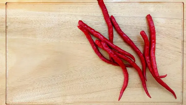 Kesme tahtasındaki kırmızı biber grubunun üst görüntüsü