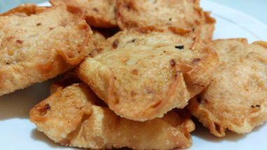 Bir tabak kızarmış batagor, balıktan yapılmış Endonezya yemeği.