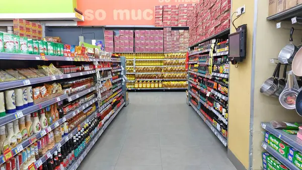 Jakarta, Endonezya - 7 Nisan 2024: Süpermarket koridoru ve sergilenen ürünler