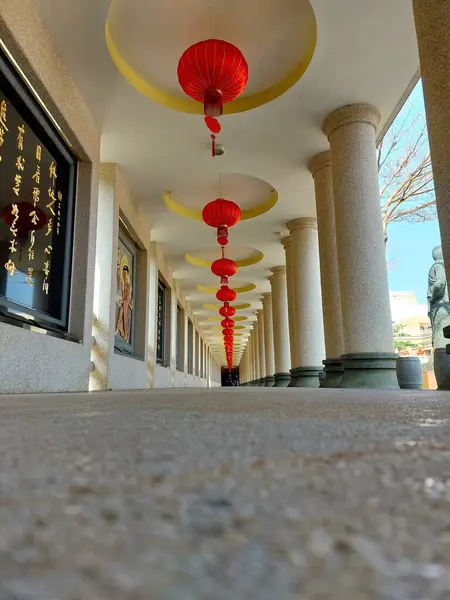 Kaohsiung, Tayvan - 28 Şubat 2024 Fo Guang Shan Buddha Müzesi 'nin tavanında asılı fenerler