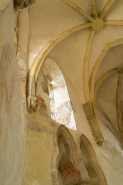 Kemerleri ve cam pencereleri olan bir Avrupa gotik kilisesinin içi